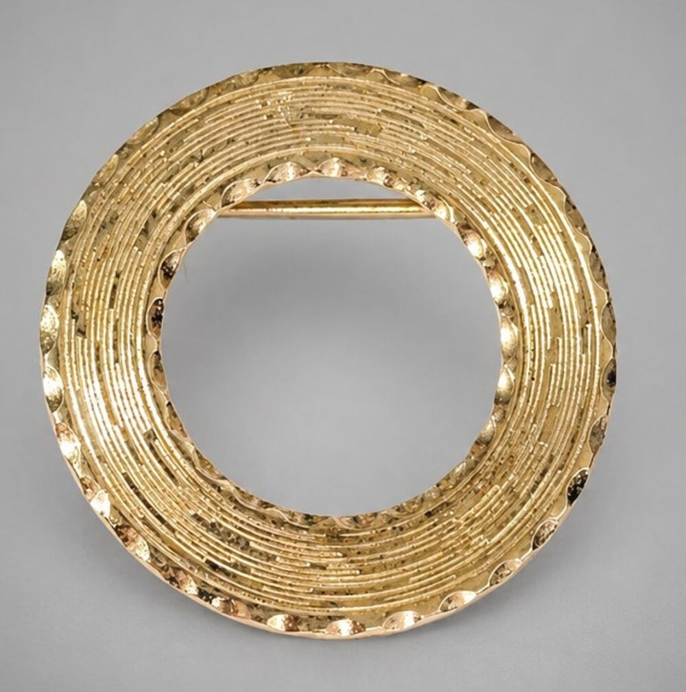 Vintage Circle Wreath Brooch Pin 1.25” Textured Gold-tone Unisex Simple go26